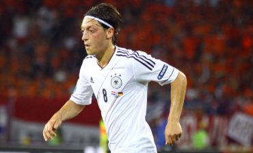 Allemagne - France : Özil se prend une porte en pleine face